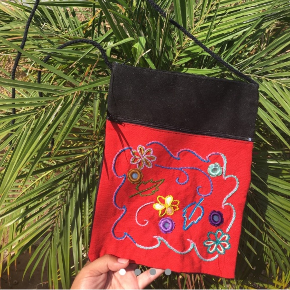 ❤️red & black crossbody with flower patterns💛